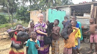 Elisabeth Cerwenka im Dorf in Ghana, umringt von Kindern.