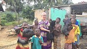 Elisabeth Cerwenka im Dorf in Ghana, umringt von Kindern.