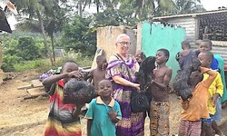 Elisabeth Cerwenka im Dorf in Ghana, umringt von Kindern.