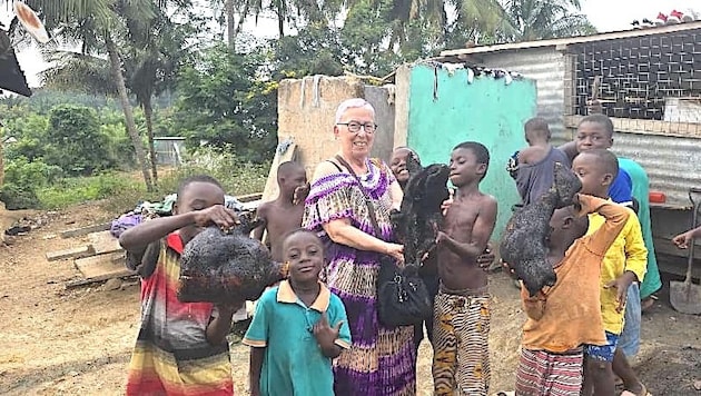 Elisabeth Cerwenka im Dorf in Ghana, umringt von Kindern.