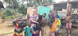 Elisabeth Cerwenka im Dorf in Ghana, umringt von Kindern.