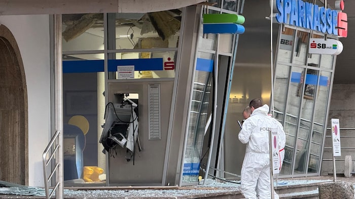 Der Geldautomat wurde regelrecht aus der Verankerung gerissen.