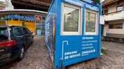 Der Geldautomat wurde regelrecht aus der Verankerung gerissen. Derzeit können Kunden in einem ...