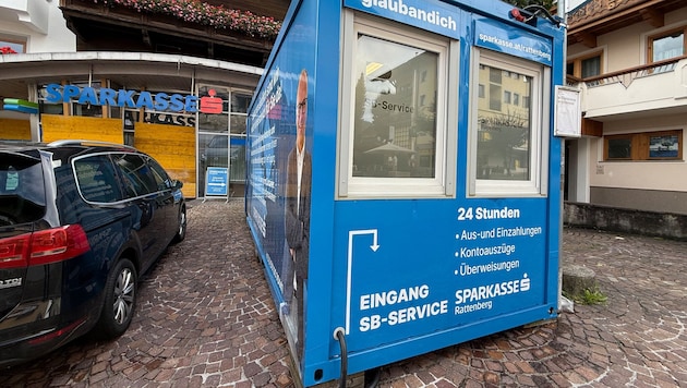 Der Geldautomat wurde regelrecht aus der Verankerung gerissen. Derzeit können Kunden in einem ...