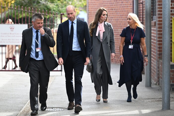 Der Prinz und die Prinzessin von Wales mit dem Grundschulleiter Adrian Antell (links) und der ...