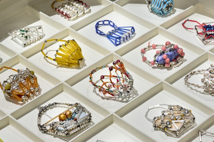 Die Sammlung Neuwirth umfasst glitzernde Alltagsgegenstände wie Handtaschen....