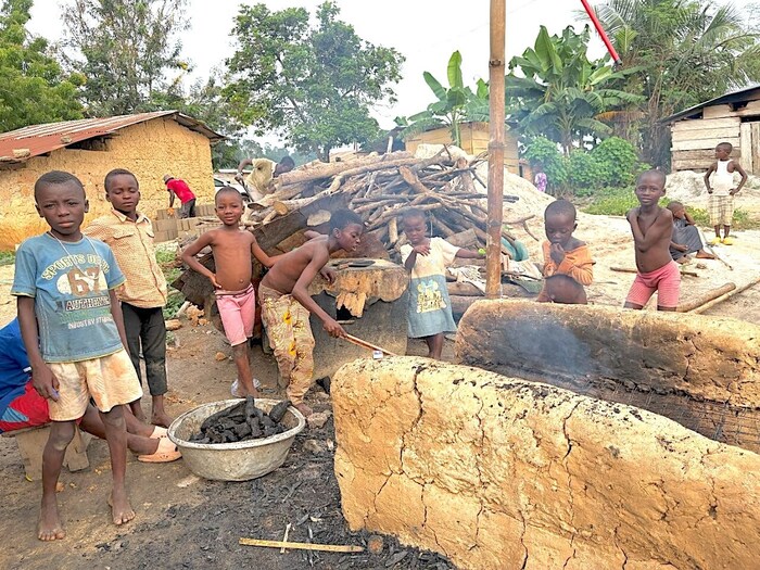 Die Fotos zeugen von einem Dorfleben auf bescheidenstem Niveau.