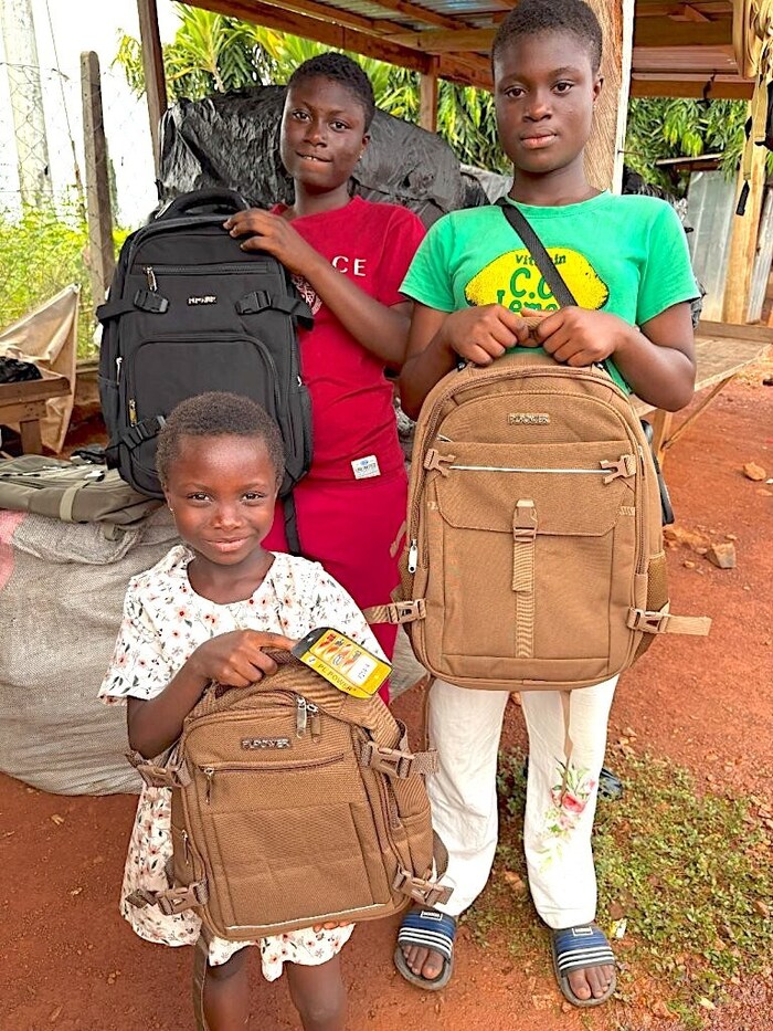 Die Überreichung von Schultaschen ist für dieses Trio ein Höhepunkt.