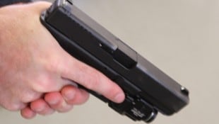 Mit der illegalen Waffe seines Vaters schoss der Zwölfjährige mehrmals in die Luft (Symbolbild).