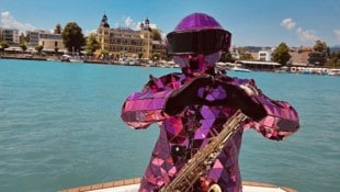 Der „Spiegelmann“ vor dem Schloss-Panorama in der Veldener Bucht