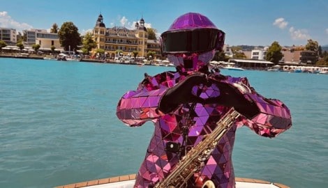 Der „Spiegelmann“ vor dem Schloss-Panorama in der Veldener Bucht