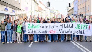 Demonstration in Wiener Neustadt: Die Initiative „Vernunft statt Beton“ übt Kritik an leeren ...