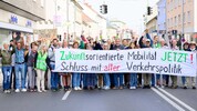 Demonstration in Wiener Neustadt: Die Initiative „Vernunft statt Beton“ übt Kritik an leeren ...