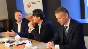 Karl Christian Handl, Präsident der Tiroler Adlerrunde, Sprecher Klaus Mark und Ökonom Philipp ...