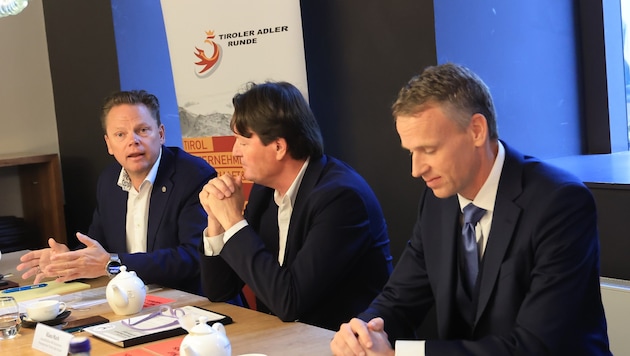 Karl Christian Handl, Präsident der Tiroler Adlerrunde, Sprecher Klaus Mark und Ökonom Philipp ...