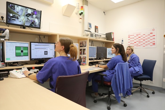 Drei Radiologietechnologinnen überwachen die Strahlentherapie.