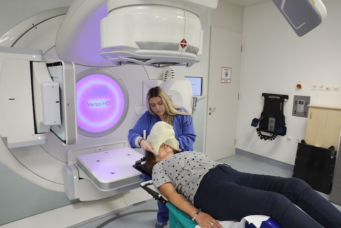 Für Bestrahlungen z.B. vom Gehirn braucht jeder Patient eine Maske, damit der Kopf in der ...