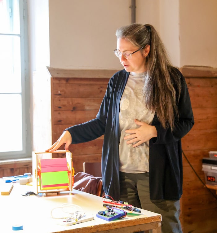 Saskia Freeke übersetzt menschliche Bewegung mit Maschinen.
