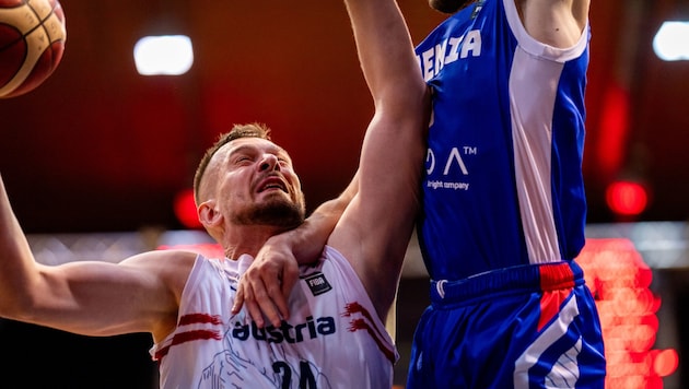 Teamspieler Rasid Mahalbasic ist zurück in Österreich, dribbelt für BC Vienna.