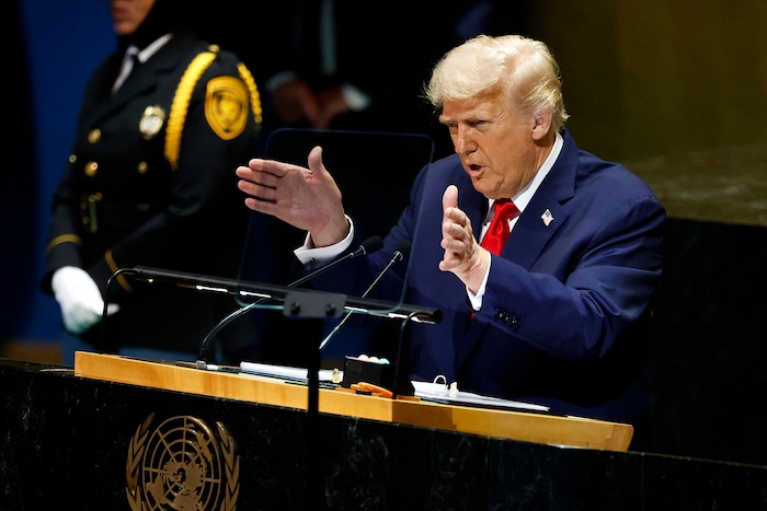 Wegen Problemen mit dem Teleprompter war Trump auf seine Unterlagen angewiesen und klebte ...