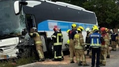Eine Person kam bei einer tragischen Kollision zwischen einem Pkw und einem Bus im Bezirk ...