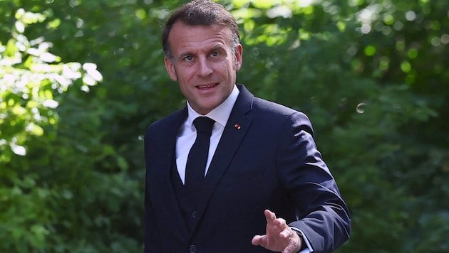 Frankreichs Präsident Emmanuel Macron wird nach der Veröffentlichung seiner Urlaubsfotos ...