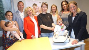 Ricarda Gromann und ihre Tochter Miriam, Franz Haunold (Bgm. Böheimkirchen), Landesrätin Eva ...