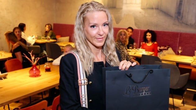 Simone Lugner in der SCS. Erkennen Sie die Frau rechts hinter ihr? Richtig, es ist Mausi ...