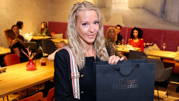 Simone Lugner in der SCS. Erkennen Sie die Frau rechts hinter ihr? Richtig, es ist Mausi ...