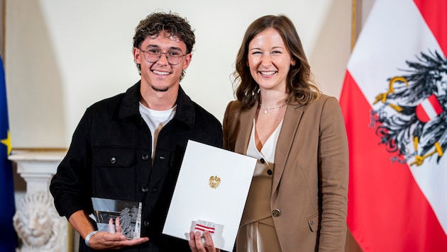 Tiroler Zivildiener des Jahres Fabian Bartl mit Claudia Plakolm, Bundesministerin für Europa, ...