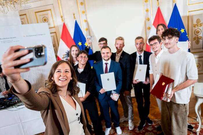 Bundesministerin Claudia Plakolm machte ein Selfie von sich und den ausgezeichneten ...