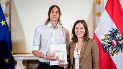 Paul Gigler aus Spittal an der Drau ist Kärntens Zivildiener des Jahres; Ministerin Claudia ...