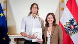Paul Gigler aus Spittal an der Drau ist Kärntens Zivildiener des Jahres; Ministerin Claudia ...