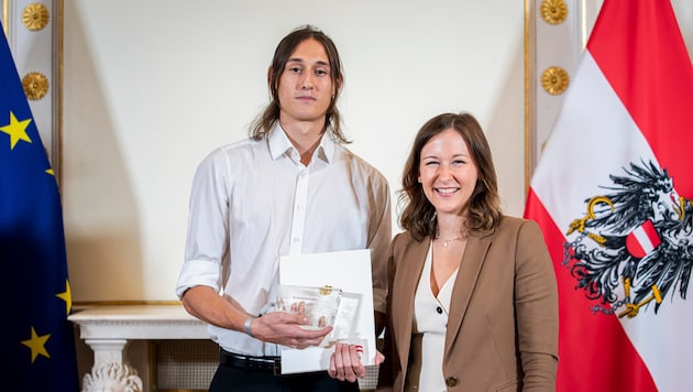 Paul Gigler aus Spittal an der Drau ist Kärntens Zivildiener des Jahres; Ministerin Claudia ...