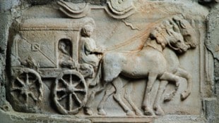 Relief mit Reisewagen: Dieser Römerstein ist an der Propsteikirche in Maria Saal zu sehen.