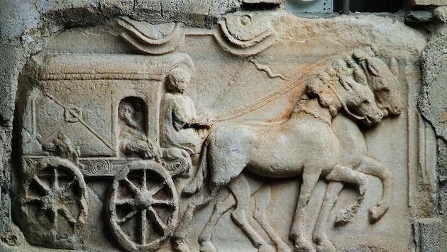 Relief mit Reisewagen: Dieser Römerstein ist an der Propsteikirche in Maria Saal zu sehen.