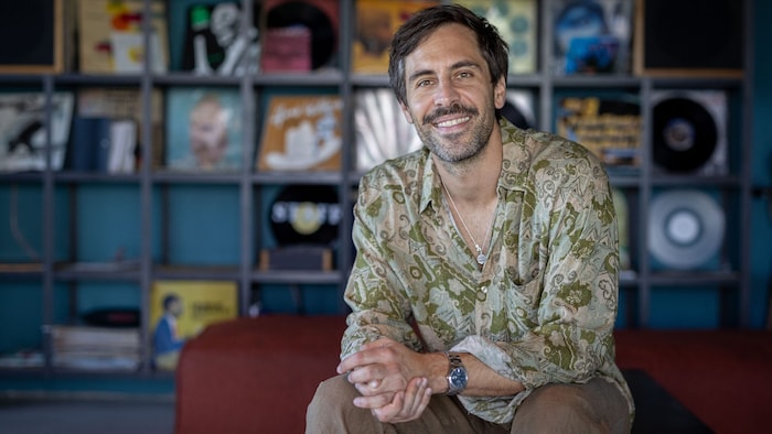 Locker und entspannt: Im grün gemusterten Hemd spricht er mit uns über seine Art von „Flugangst“ ...