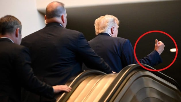 Mit der Rolltreppe angekommen, zeigte Trump mit dem Daumen nach oben. Hat etwa ein Mitglied ...