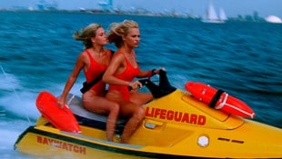 Pamela Anderson gemeinsam mit ihrer Rettungsschwimmerkollegin Nicole Eggert auf dem Weg zu ...