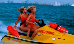 Pamela Anderson gemeinsam mit ihrer Rettungsschwimmerkollegin Nicole Eggert auf dem Weg zu ...