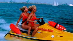 Pamela Anderson gemeinsam mit ihrer Rettungsschwimmerkollegin Nicole Eggert auf dem Weg zu ...