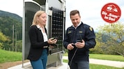 Amtsleiterin Regina Wiedl und Bürgermeister Patrick Skubel bei einer Notsäule.