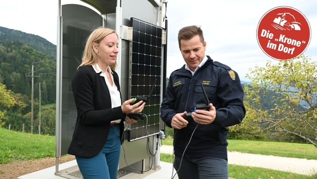 Amtsleiterin Regina Wiedl und Bürgermeister Patrick Skubel bei einer Notsäule.