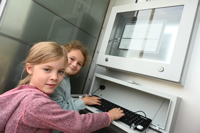 Die Kinder der Volksschule Neuhaus sind vom Forscherteam geschult worden und bereits SMS-Profis.