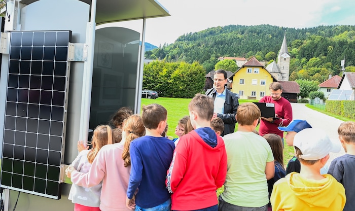 Die Volksschüler bei der Basisstation in Neuhaus mit Prof. Wolfgang Hommel vom Forscherteam.