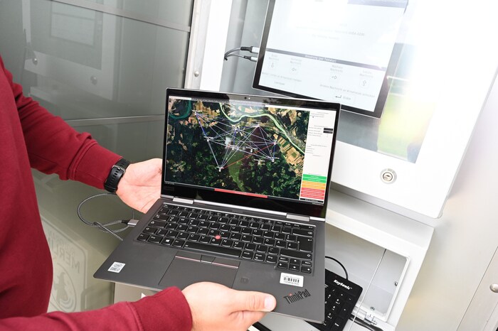 Das Merlin-System schickt schriftliche Hilferufe an die Zellen weiter.