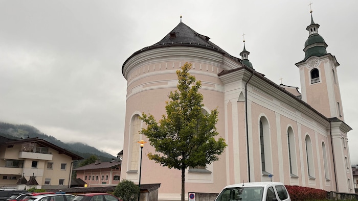 Als sie erwischt wurden, flüchteten die Männer aus der Kirche.