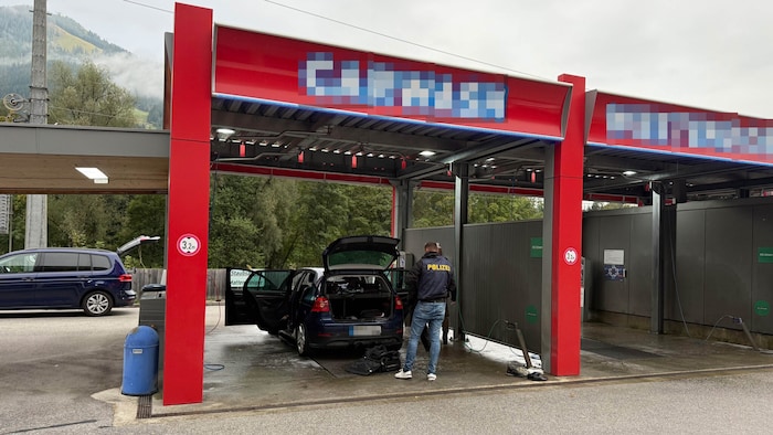 Die Polizei fahndete nach den Tätern und kontrollierte dabei auch Autos.
