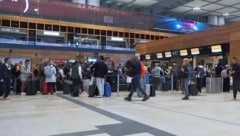 Am Flughafen Berlin gibt es nach dem Cyberangriff am Freitagabend weiterhin Verspätungen, ...