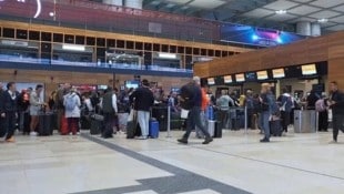 Am Flughafen Berlin gibt es nach dem Cyberangriff am Freitagabend weiterhin Verspätungen, ...